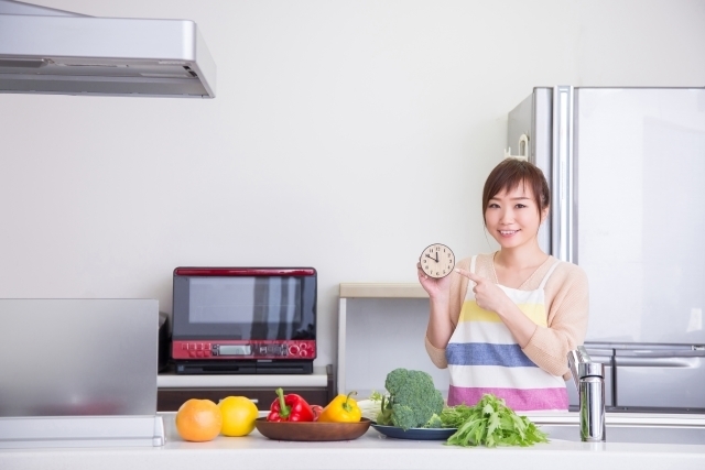 女性　キッチン　野菜　時計