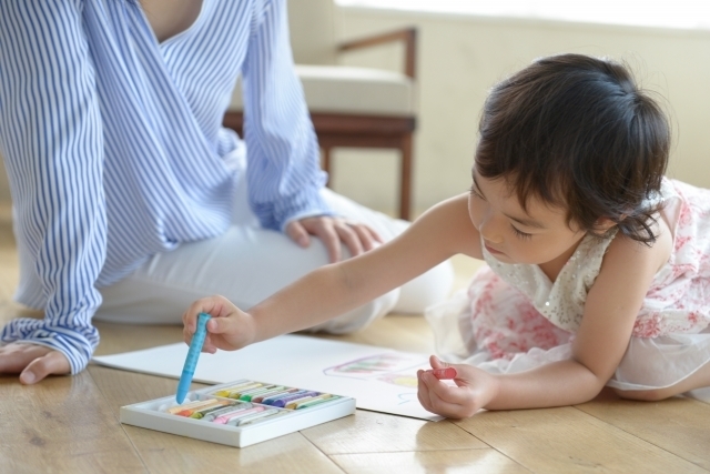 子ども　ママ　お絵かき　おうち時間