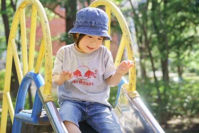 子ども　帽子　公園