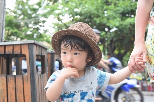 夏　子ども　ママと手をつなぐ　麦わら帽子　屋外