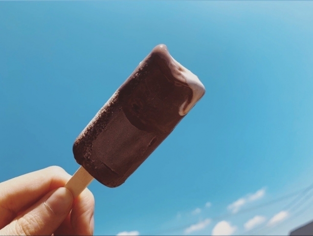 アイスバー　溶けそう　夏　チョコ