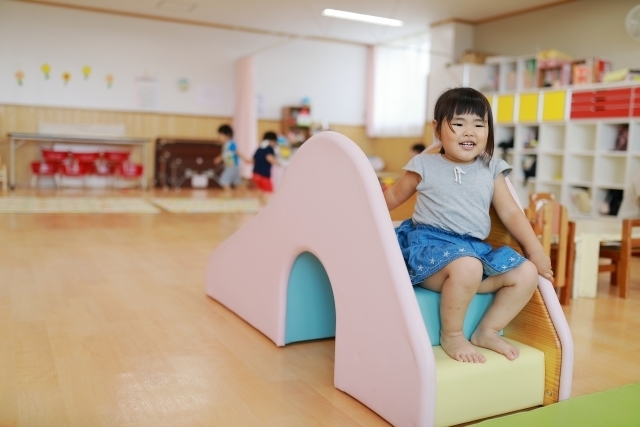 幼稚園 保育園 室内すべり台 遊ぶ子ども