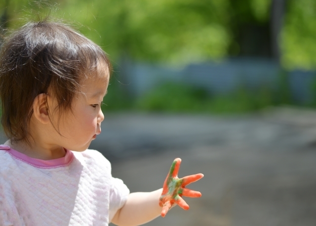 手を見つめる子ども 幼児