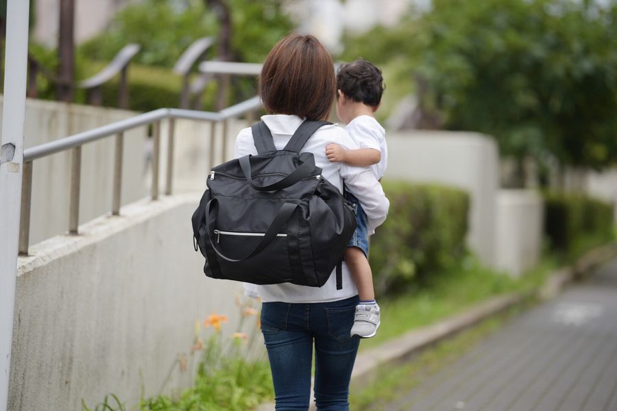 買い物帰りに子どもと手を繋げる！抱っこもできる!! “子連れでの買い物の悩み”を解決したリュック型レジカゴバッグが便利♪