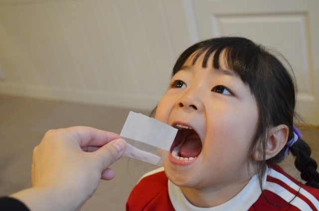 粉薬を飲む 子ども