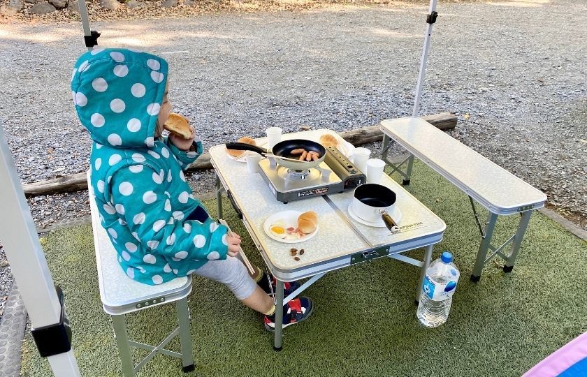 キャンピングカー　朝食　キャンプ