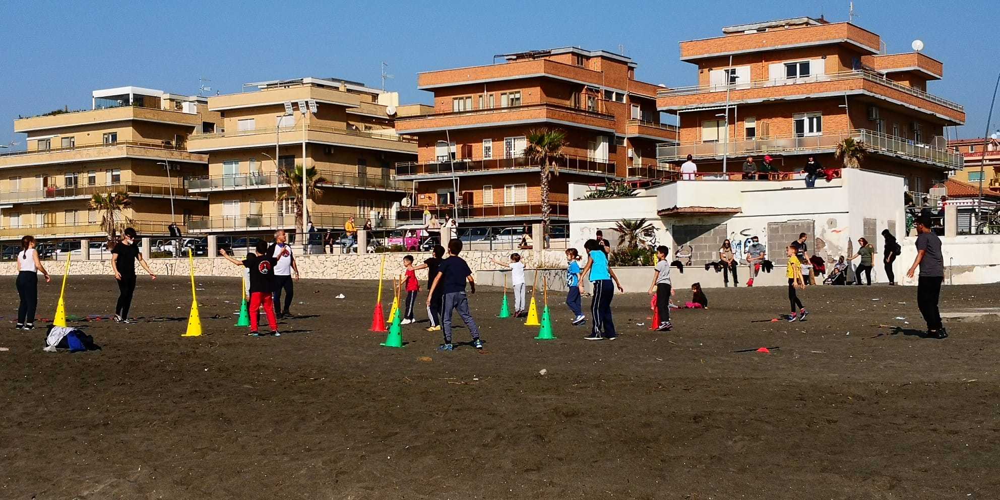 全土で屋内ジムが閉鎖のイタリア･･･経営維持と子どもの運動不足解消の秘策はビーチでエクササイズ