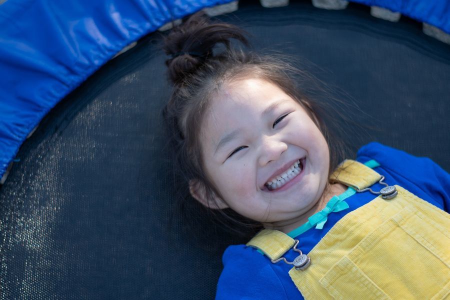 【歯科医師が解説】子どもの姿勢が悪いと歯並びも悪くなる？悪循環を改善するためにはどうすればいい？