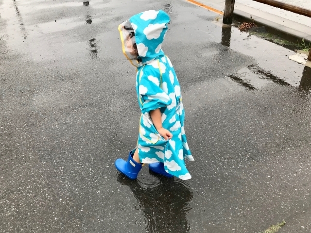 子ども　雨　雨の日