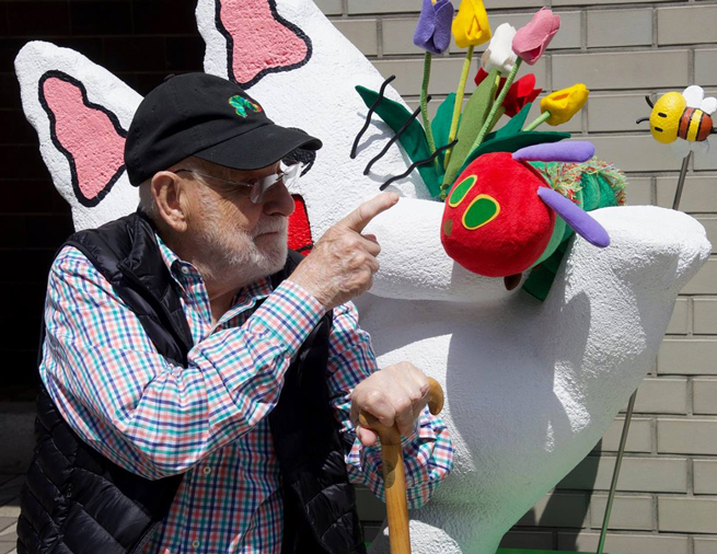世界中から哀悼の声…。名作絵本『はらぺこあおむし』で知られるエリック・カールさん、91歳で死去